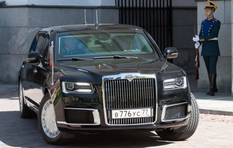 Η «συνοδεία» του Πούτιν που έκλεψε την παράσταση! Η ολοκαίνουρια λιμουζίνα – κτήνος του τσάρου